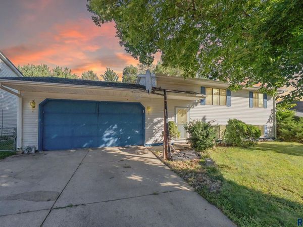 2012 E Tracy Ln, Sioux Falls, SD 57103