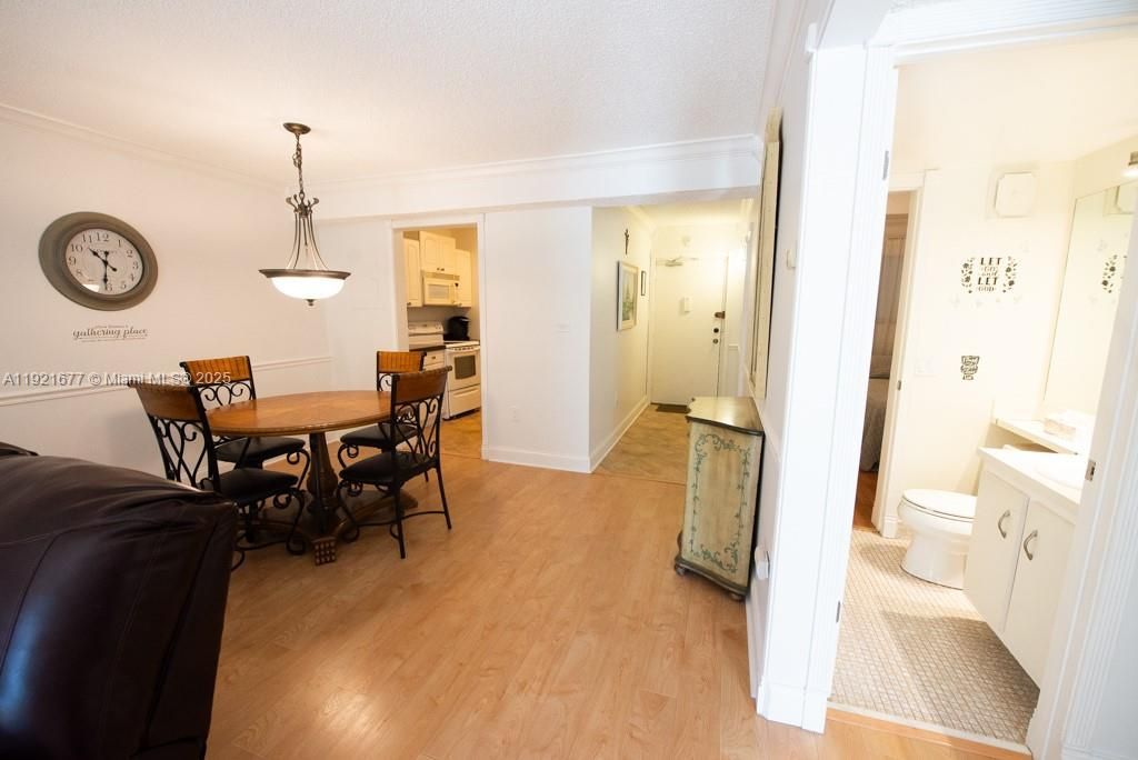 201 178th Dr, Unit 323, Sunny Isles Beach, FL 33160 Photo