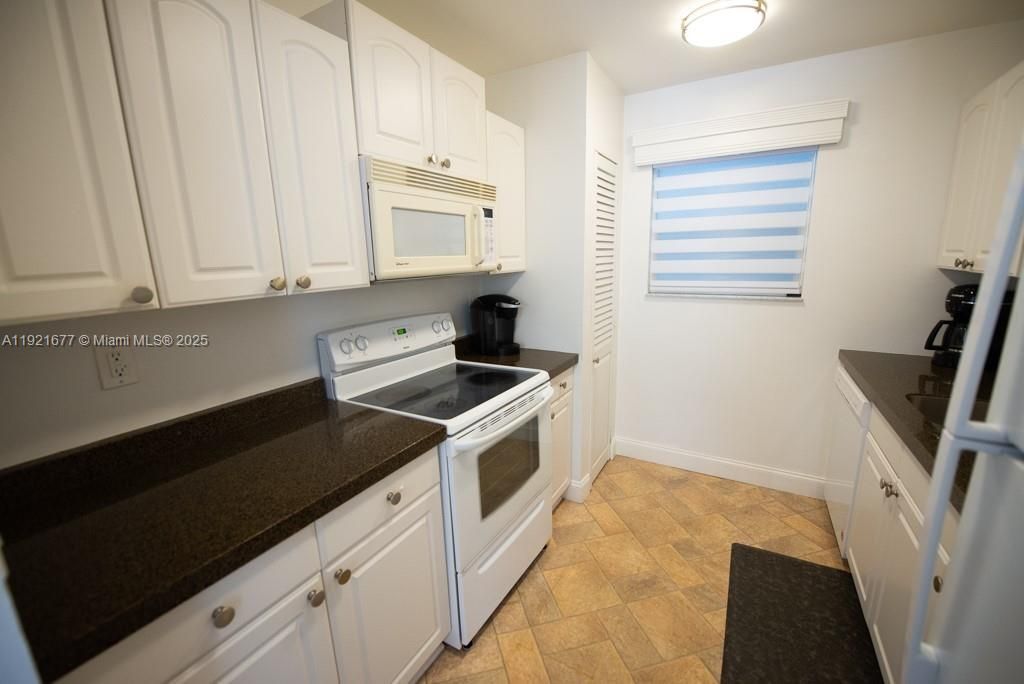 201 178th Dr, Unit 323, Sunny Isles Beach, FL 33160 Photo