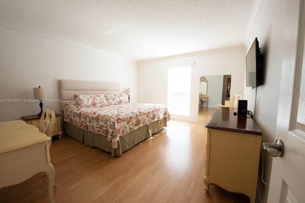 201 178th Dr, Unit 323, Sunny Isles Beach, FL 33160 Photo