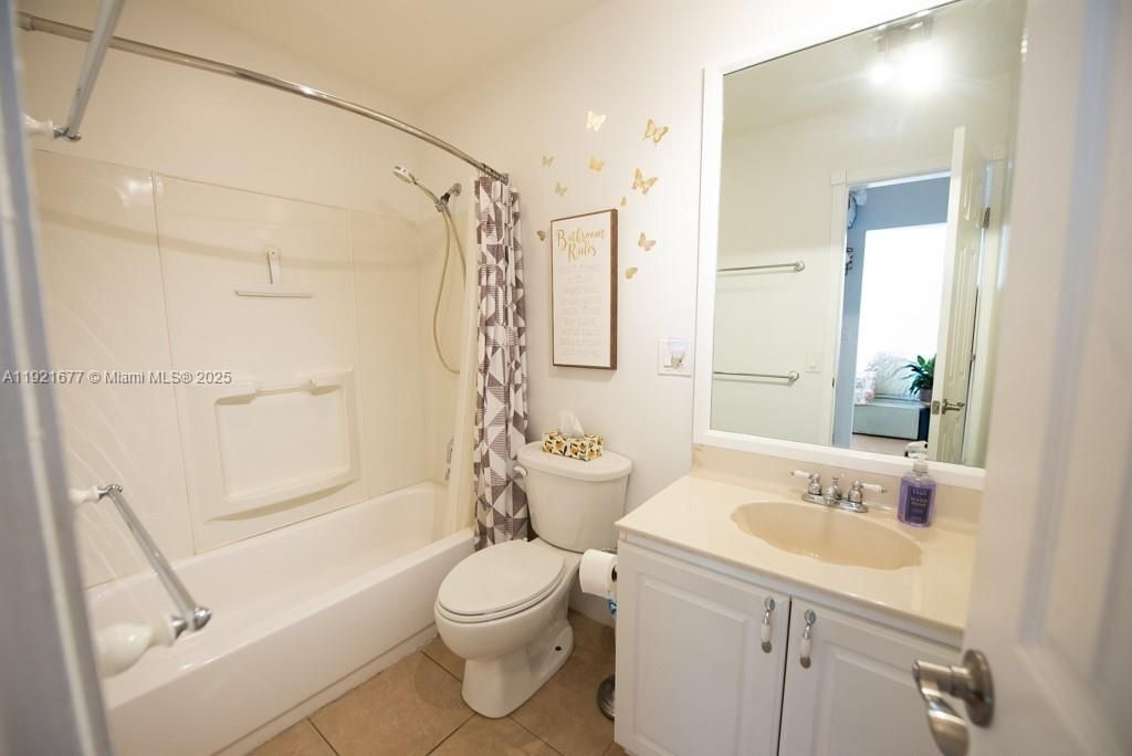 201 178th Dr, Unit 323, Sunny Isles Beach, FL 33160 Photo