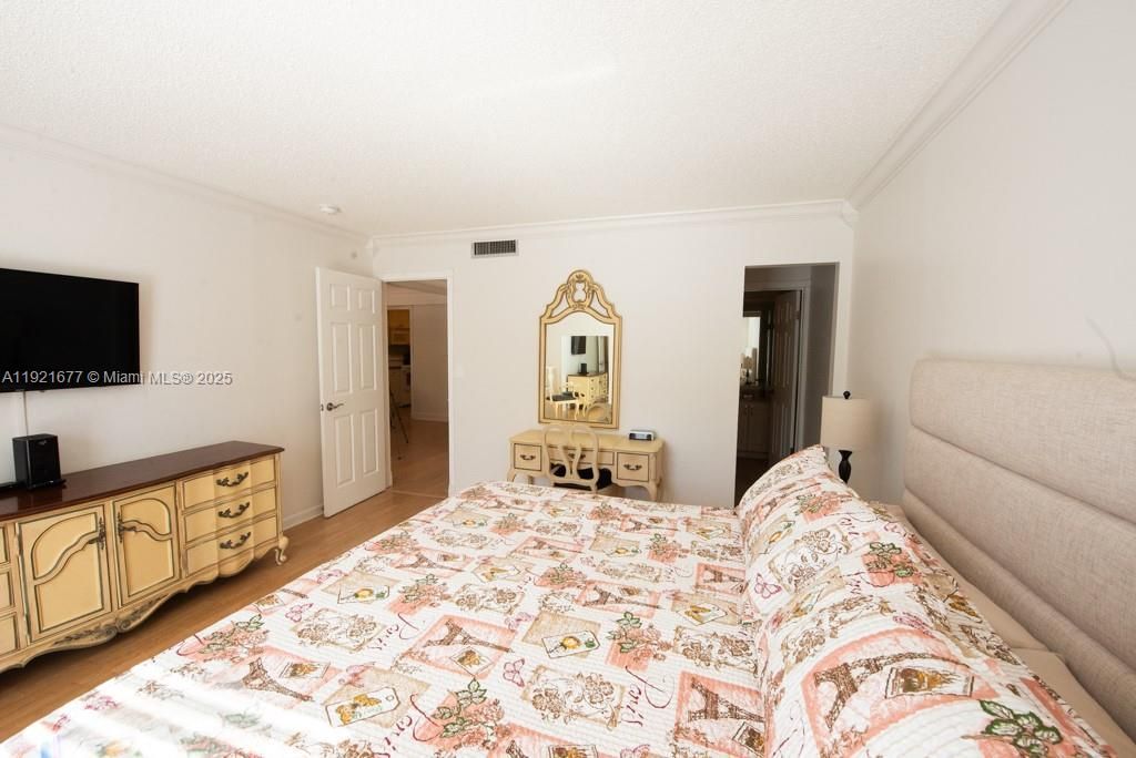 201 178th Dr, Unit 323, Sunny Isles Beach, FL 33160 Photo