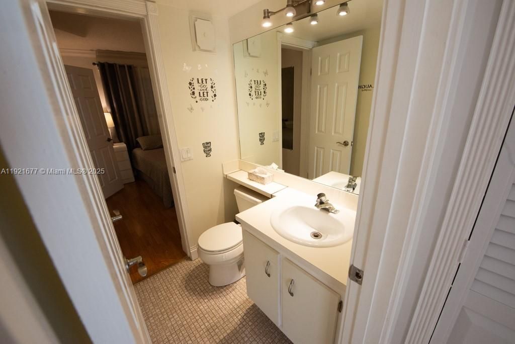 201 178th Dr, Unit 323, Sunny Isles Beach, FL 33160 Photo