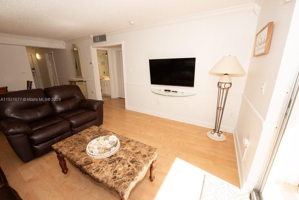 201 178th Dr, Unit 323, Sunny Isles Beach, FL 33160 Photo