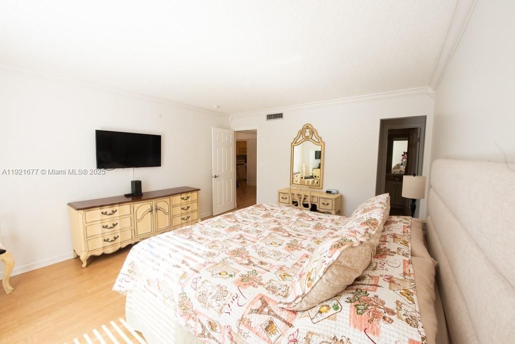 201 178th Dr, Unit 323, Sunny Isles Beach, FL 33160 Photo