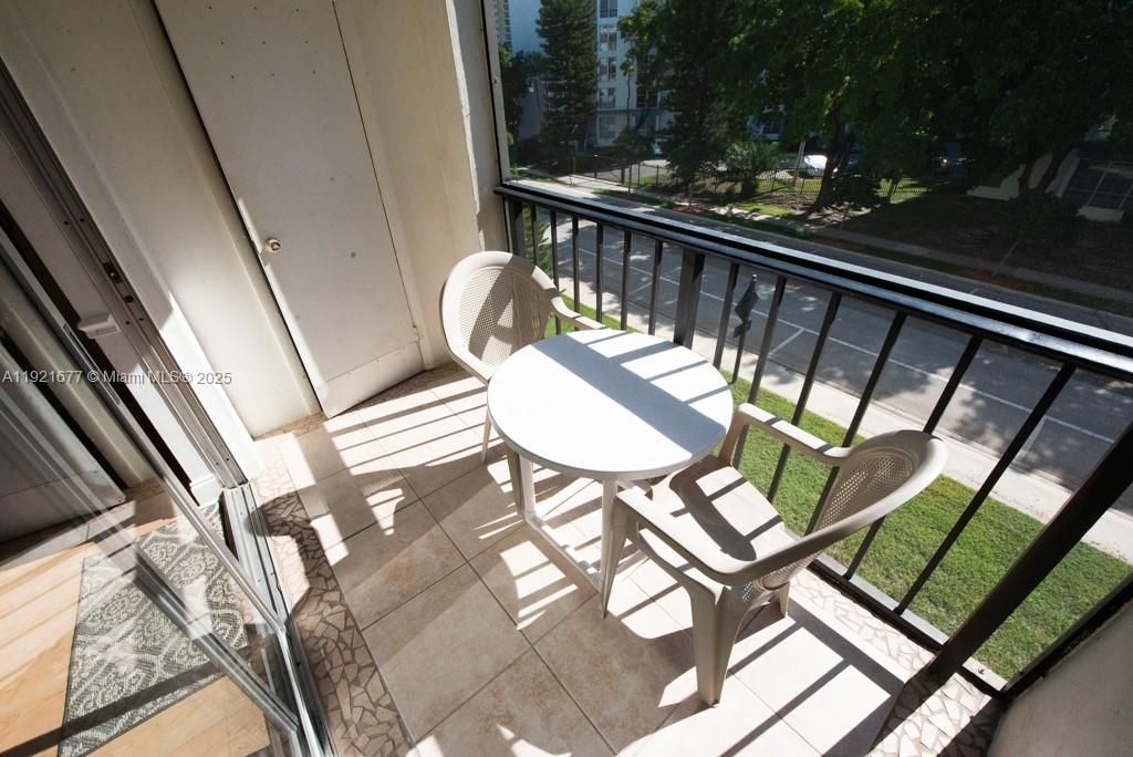 201 178th Dr, Unit 323, Sunny Isles Beach, FL 33160 Photo