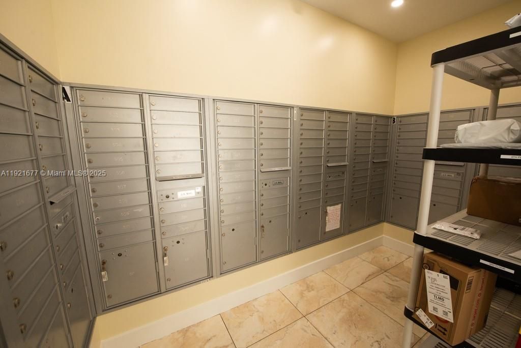 201 178th Dr, Unit 323, Sunny Isles Beach, FL 33160 Photo