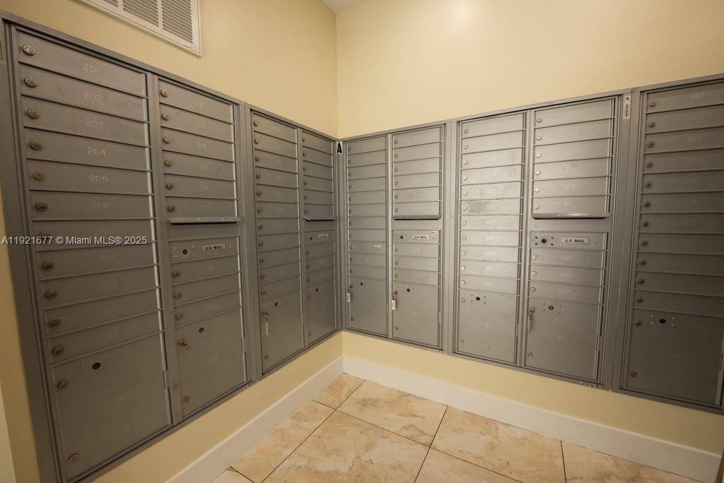 201 178th Dr, Unit 323, Sunny Isles Beach, FL 33160 Photo