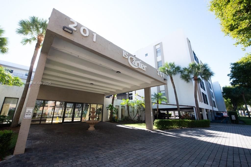 201 178th Dr, Unit 323, Sunny Isles Beach, FL 33160 Photo