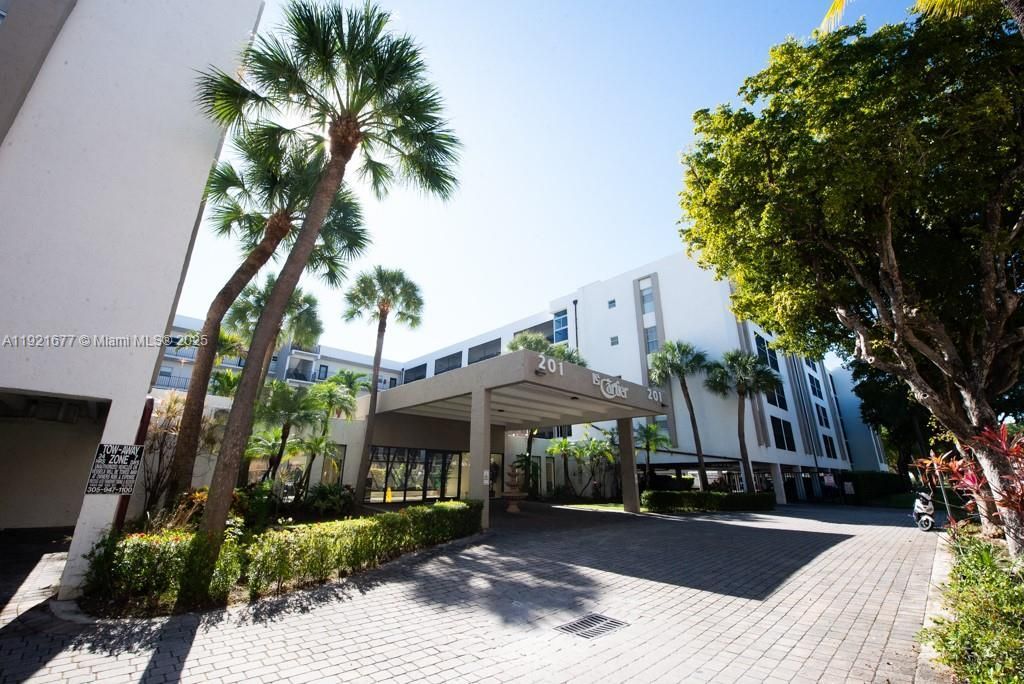 201 178th Dr, Unit 323, Sunny Isles Beach, FL 33160 Photo
