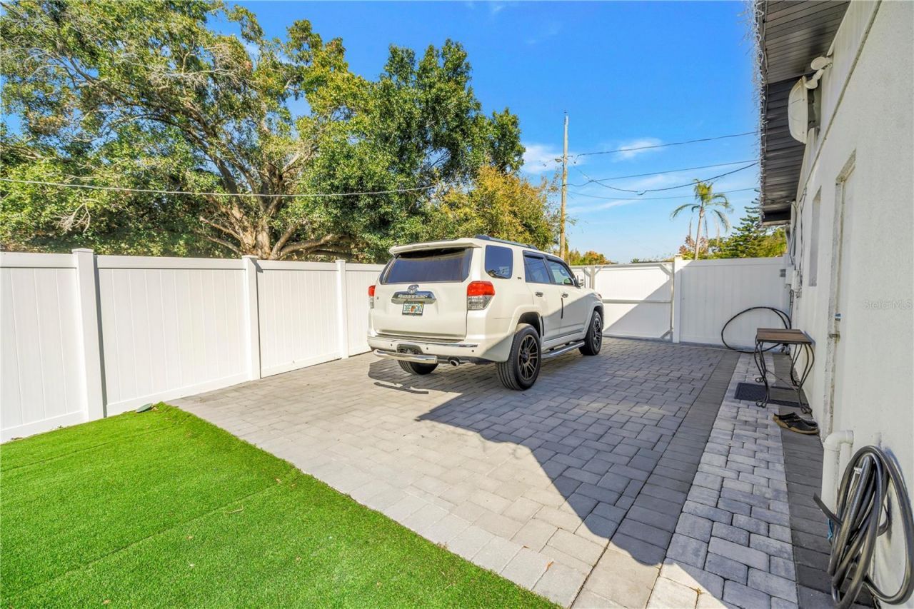 13216 Forest Hills Drive, Tampa, FL 33612 Photo