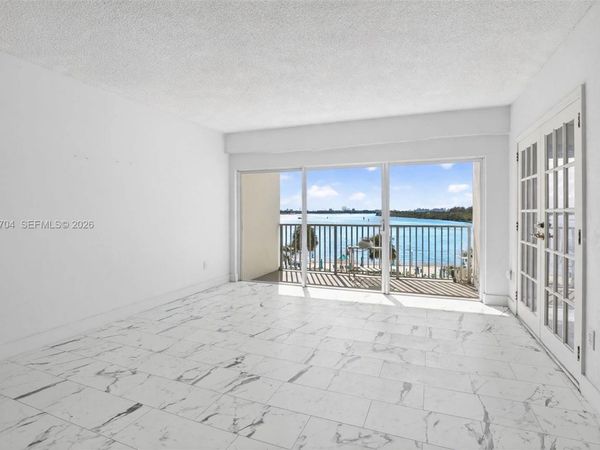 300 Bayview Dr, Unit 308, Sunny Isles Beach, FL 33160