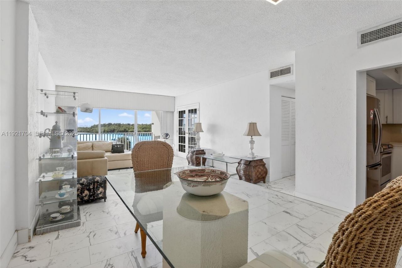 300 Bayview Dr, Unit 308, Sunny Isles Beach, FL 33160 Photo