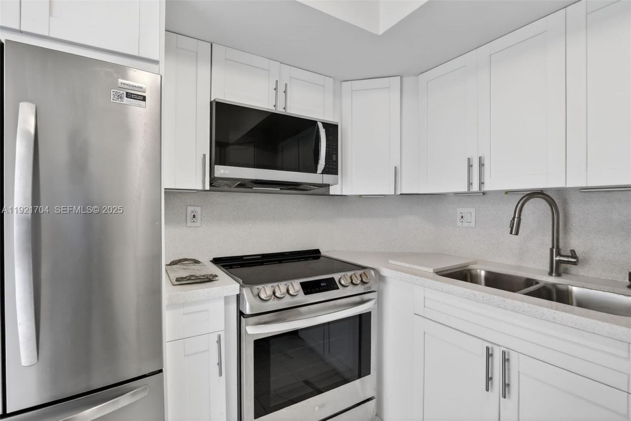 300 Bayview Dr, Unit 308, Sunny Isles Beach, FL 33160 Photo