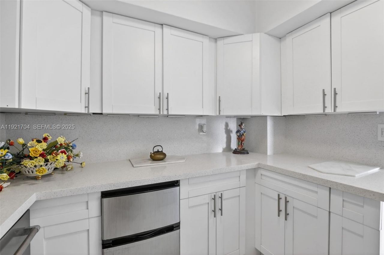 300 Bayview Dr, Unit 308, Sunny Isles Beach, FL 33160 Photo