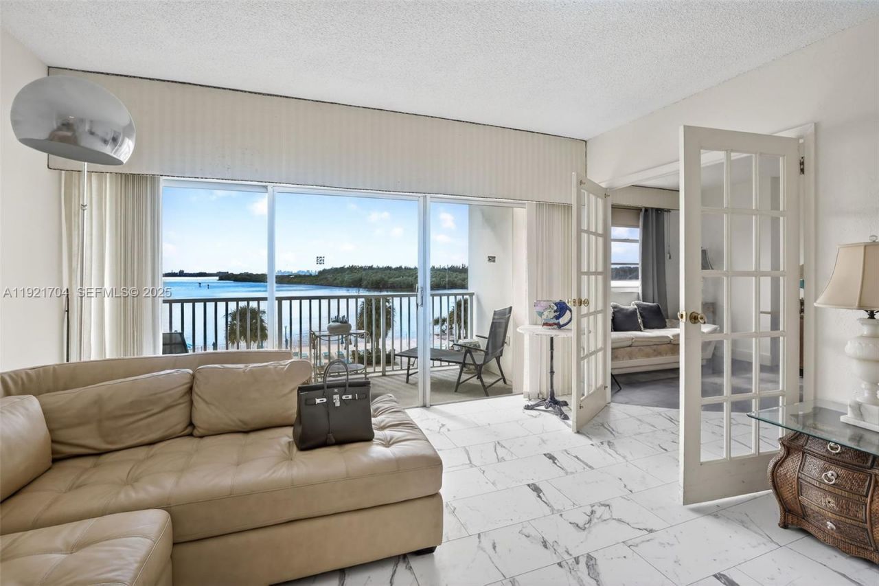 300 Bayview Dr, Unit 308, Sunny Isles Beach, FL 33160 Photo