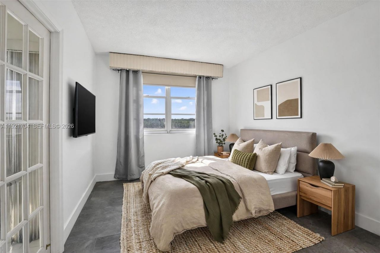 300 Bayview Dr, Unit 308, Sunny Isles Beach, FL 33160 Photo