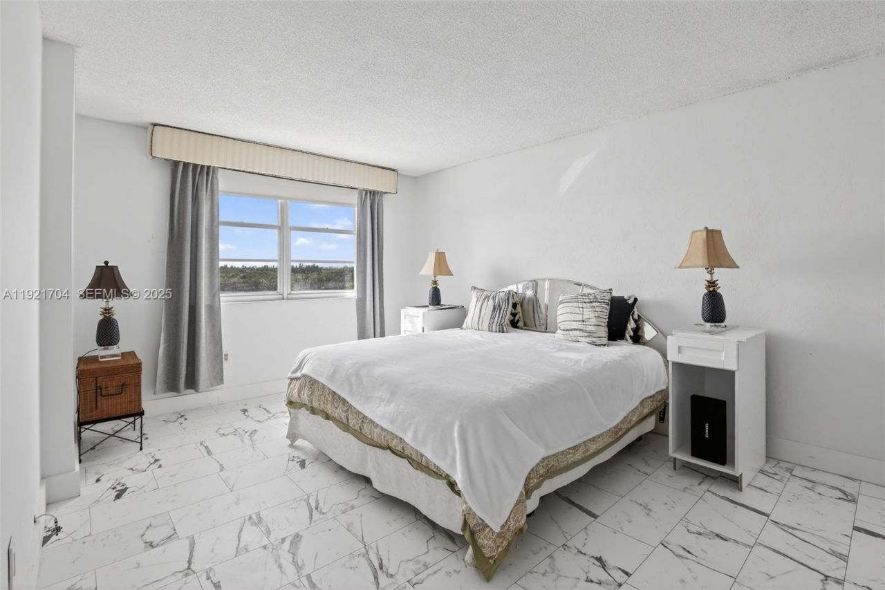 300 Bayview Dr, Unit 308, Sunny Isles Beach, FL 33160 Photo