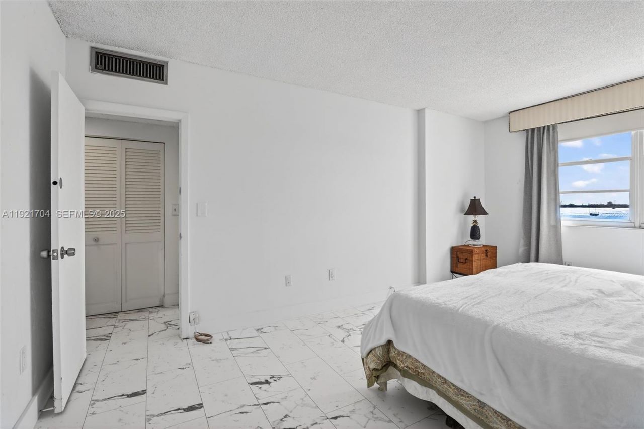 300 Bayview Dr, Unit 308, Sunny Isles Beach, FL 33160 Photo