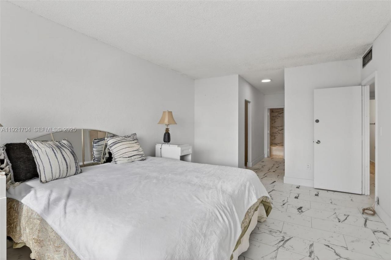 300 Bayview Dr, Unit 308, Sunny Isles Beach, FL 33160 Photo