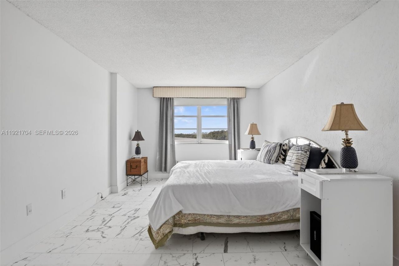 300 Bayview Dr, Unit 308, Sunny Isles Beach, FL 33160 Photo