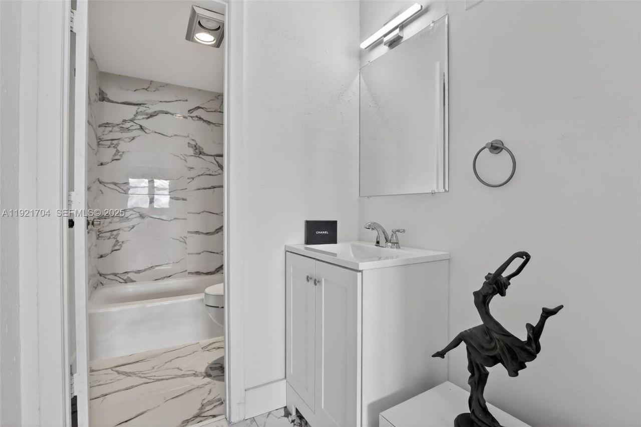 300 Bayview Dr, Unit 308, Sunny Isles Beach, FL 33160 Photo