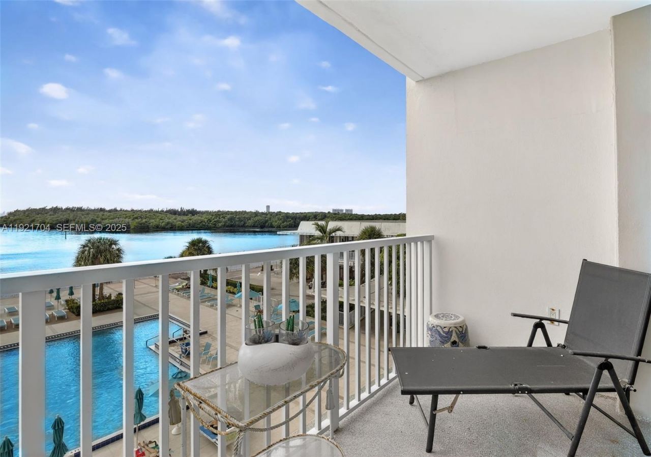 300 Bayview Dr, Unit 308, Sunny Isles Beach, FL 33160 Photo