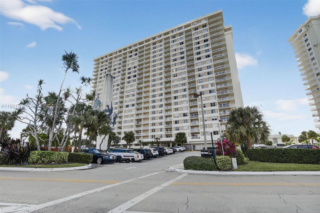 300 Bayview Dr, Unit 308, Sunny Isles Beach, FL 33160 Photo