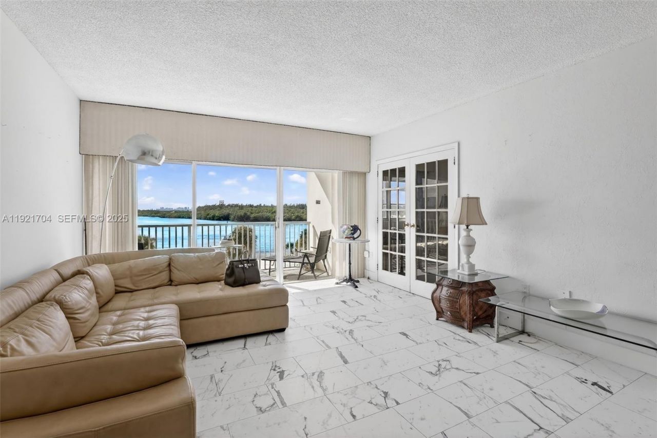 300 Bayview Dr, Unit 308, Sunny Isles Beach, FL 33160 Photo