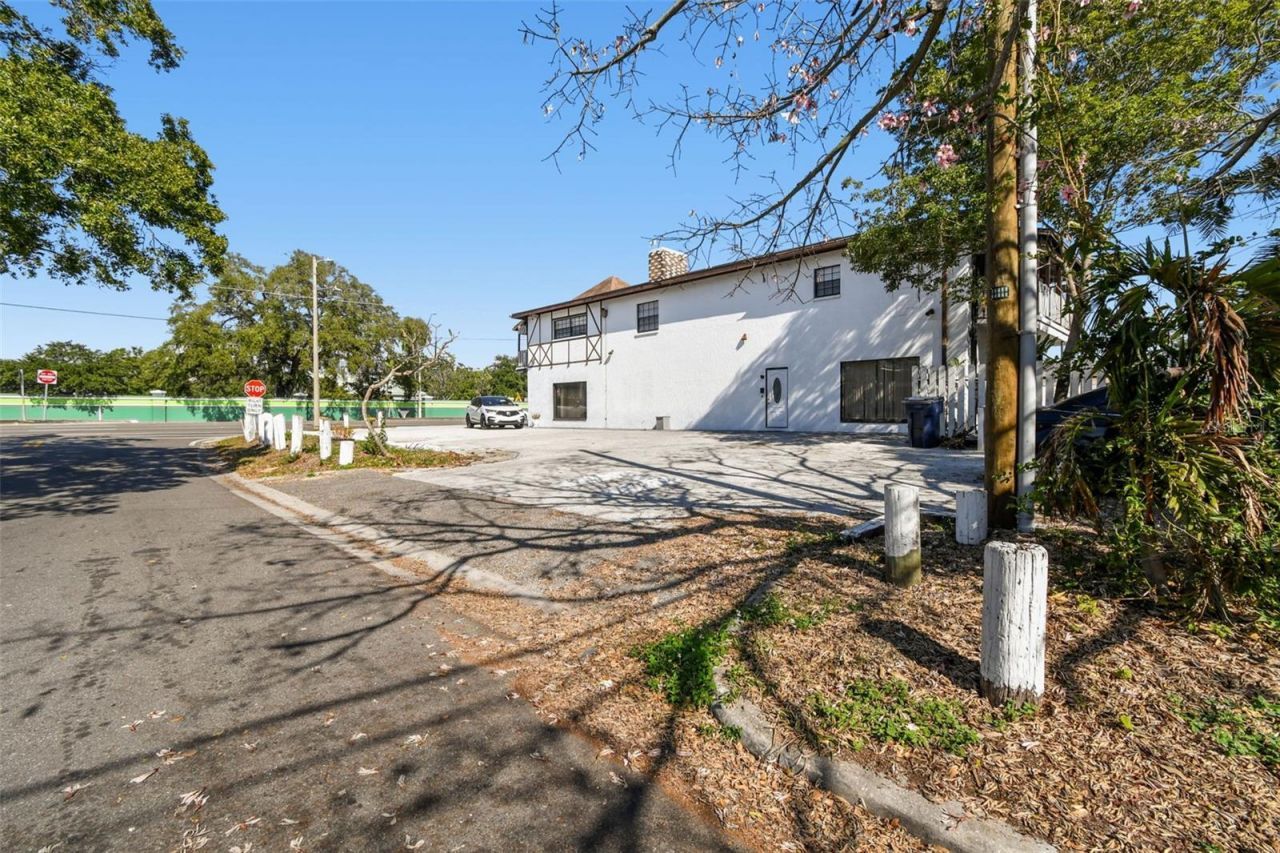 3601 E Busch Boulevard, Tampa, FL 33612 Photo