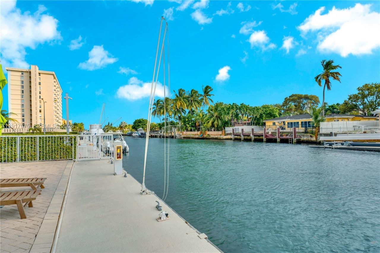 2020 NE 135th St, Unit 805, North Miami, FL 33181 Photo