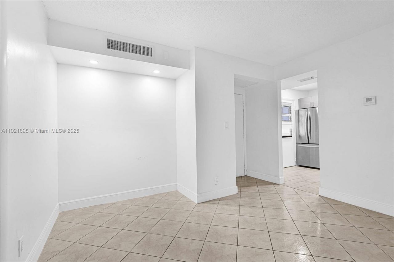3401 N Country Club Dr, Unit 307, Aventura, FL 33180 Photo