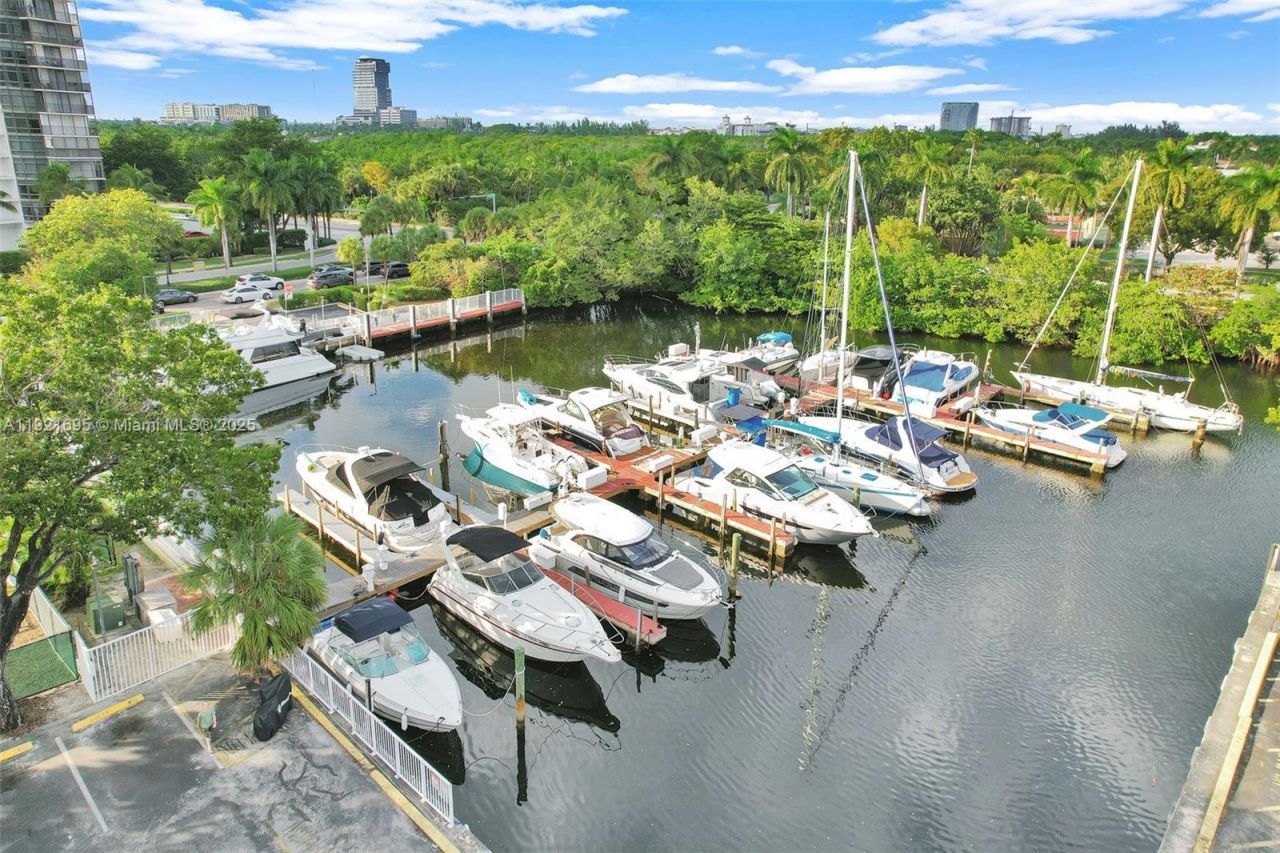 3401 N Country Club Dr, Unit 307, Aventura, FL 33180 Photo