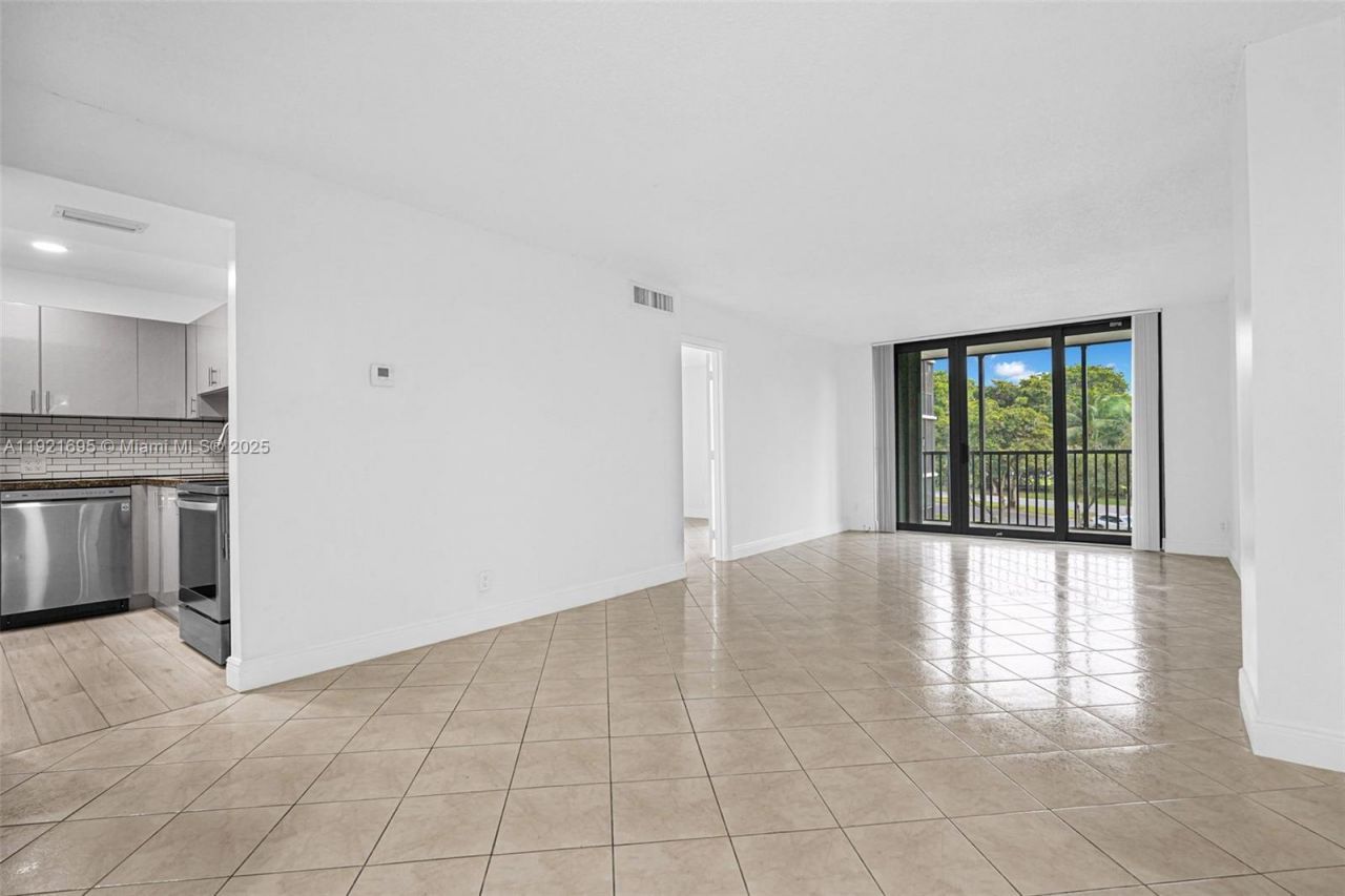 3401 N Country Club Dr, Unit 307, Aventura, FL 33180 Photo