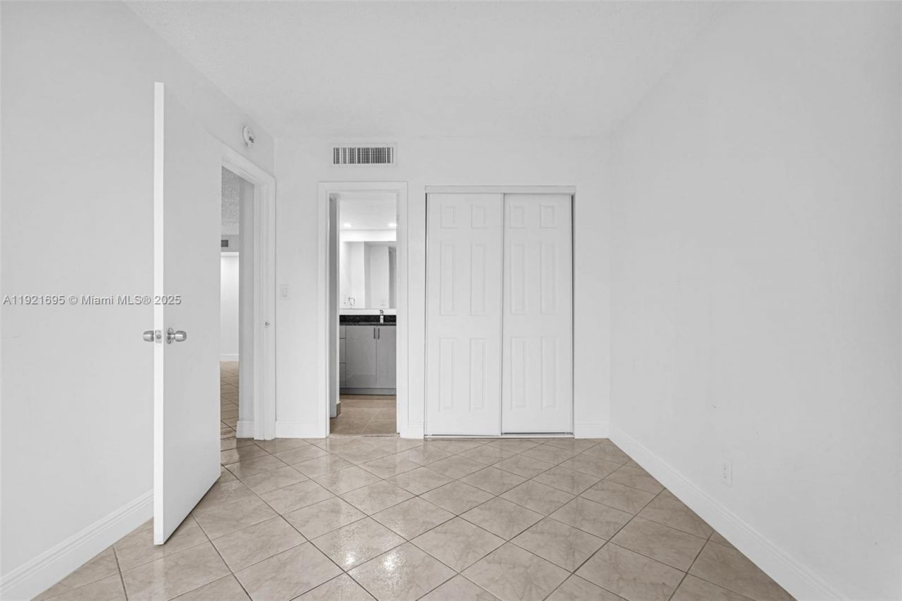 3401 N Country Club Dr, Unit 307, Aventura, FL 33180 Photo