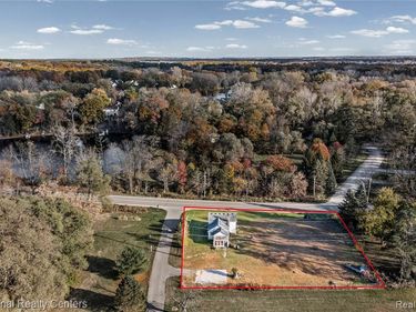 8292 Pettysville Road, Hamburg Twp, MI 48169