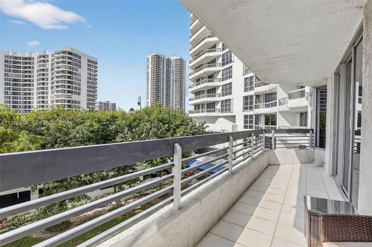 19101 Mystic Pointe Dr, Unit 402, Aventura, FL 33180 Photo