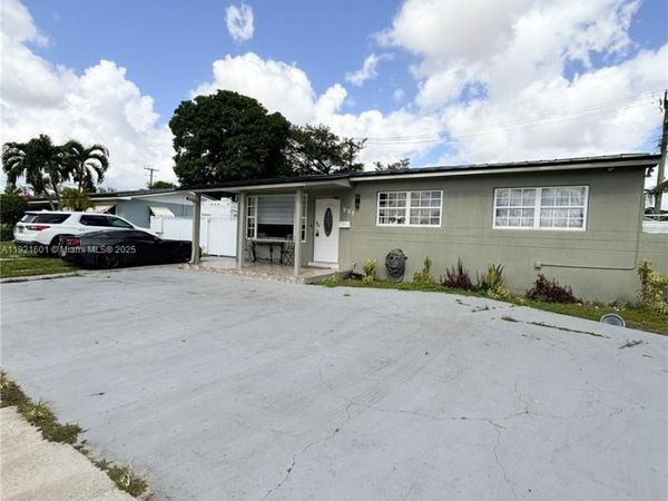 937 W 48th St, Hialeah, FL 33012