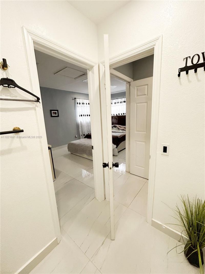 937 W 48th St, Hialeah, FL 33012 Photo