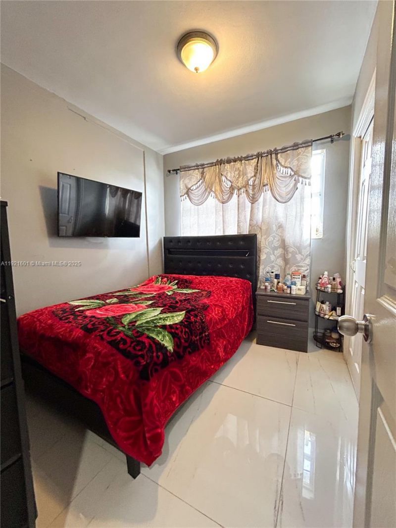 937 W 48th St, Hialeah, FL 33012 Photo