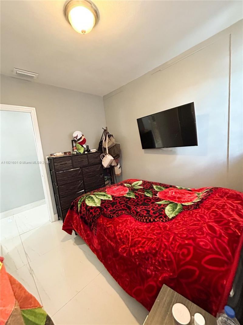 937 W 48th St, Hialeah, FL 33012 Photo