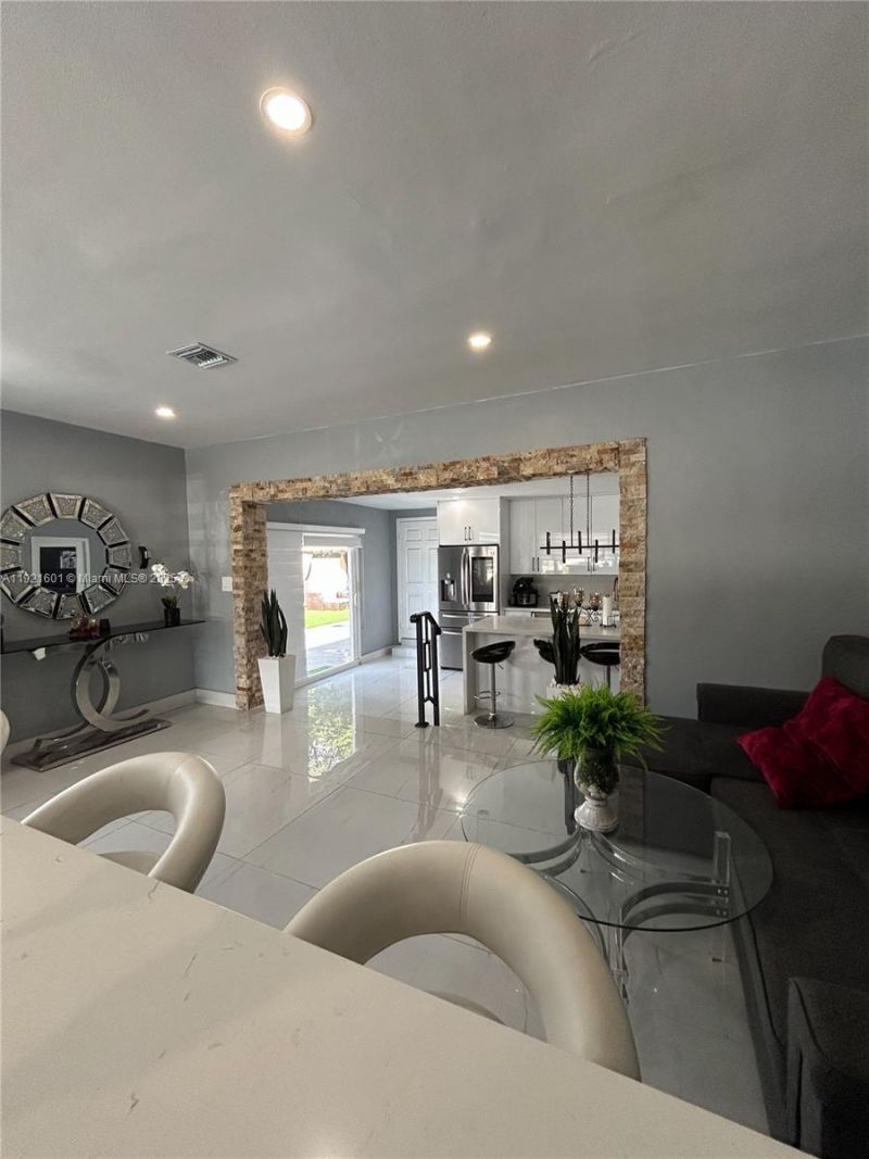 937 W 48th St, Hialeah, FL 33012 Photo