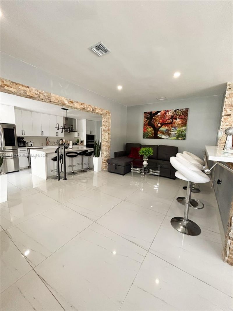 937 W 48th St, Hialeah, FL 33012 Photo