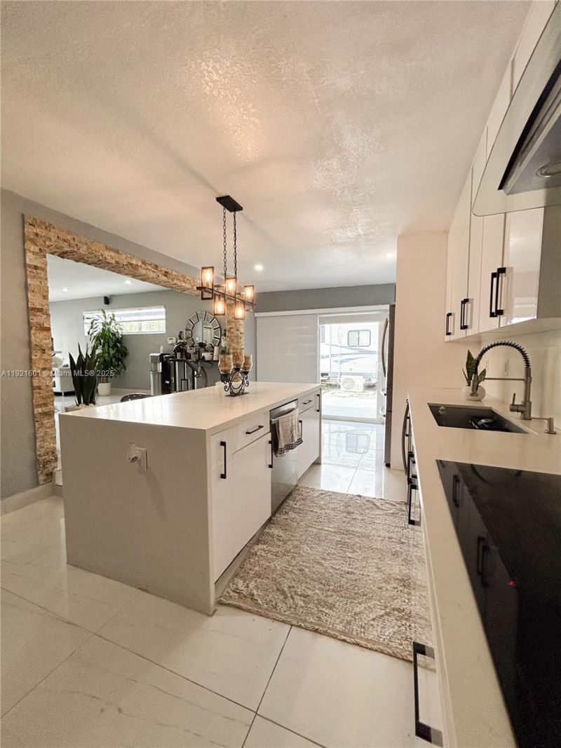 937 W 48th St, Hialeah, FL 33012 Photo