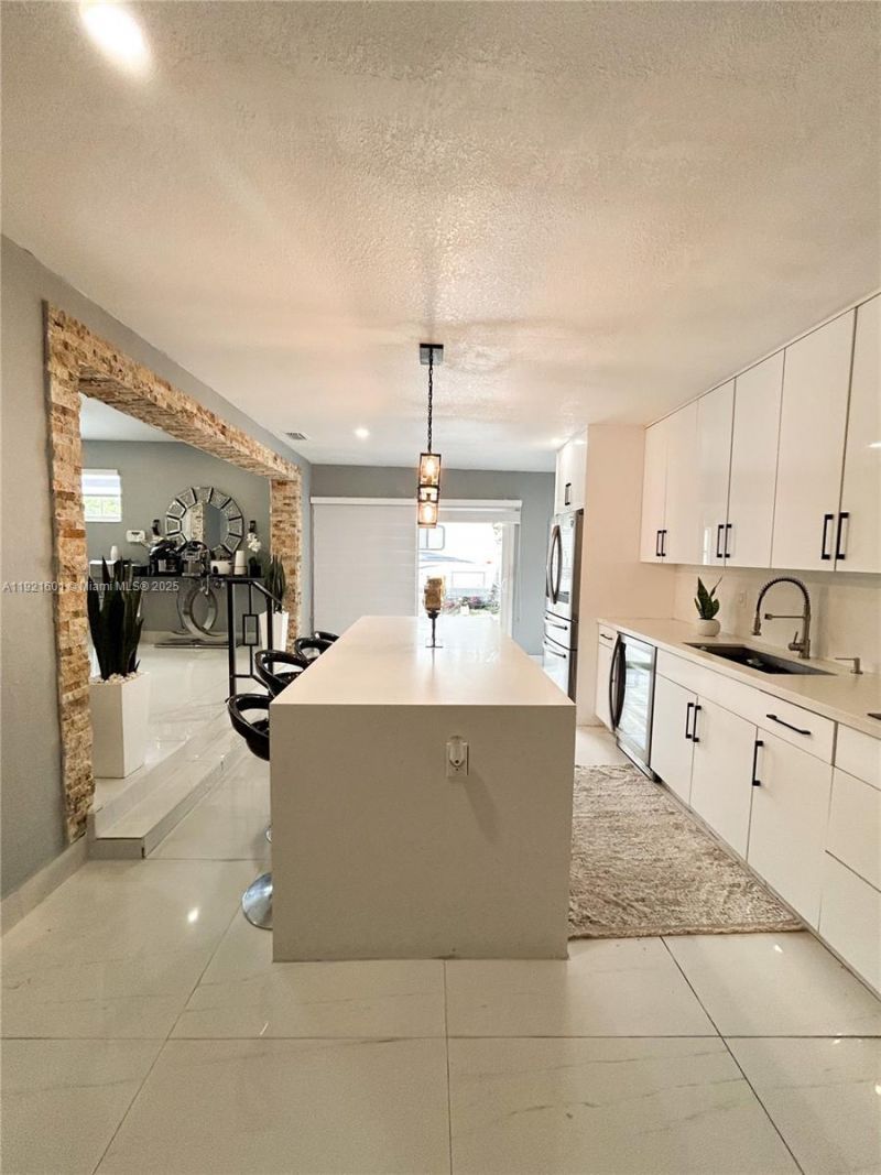 937 W 48th St, Hialeah, FL 33012 Photo