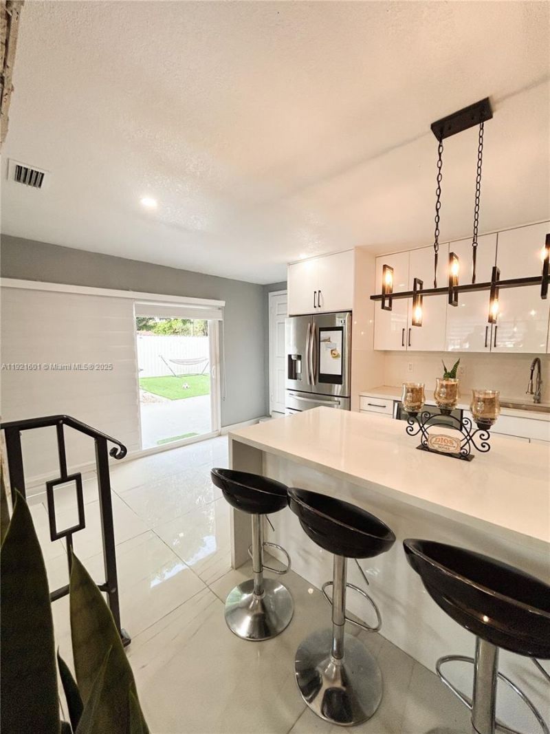 937 W 48th St, Hialeah, FL 33012 Photo