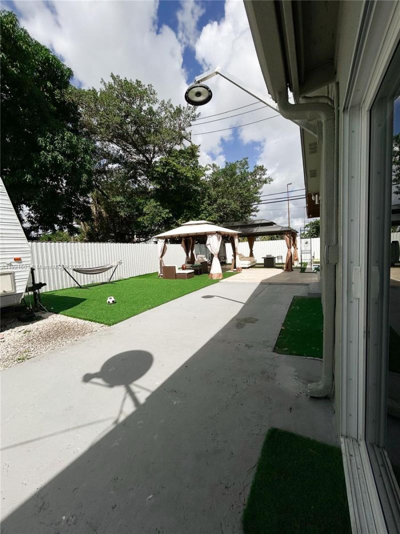 937 W 48th St, Hialeah, FL 33012 Photo