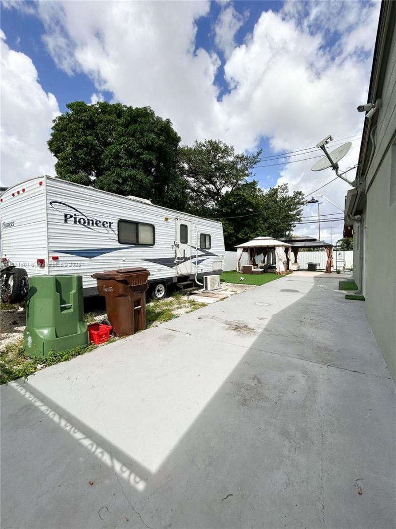 937 W 48th St, Hialeah, FL 33012 Photo