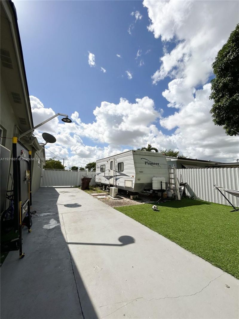 937 W 48th St, Hialeah, FL 33012 Photo