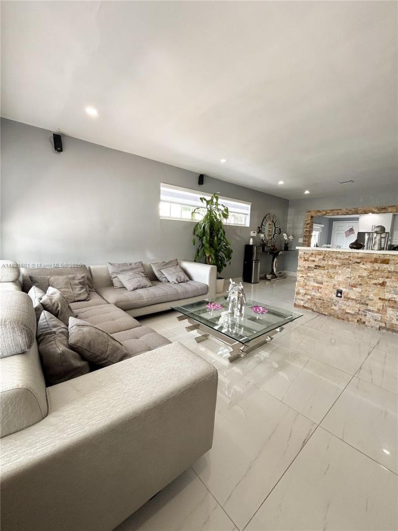 937 W 48th St, Hialeah, FL 33012 Photo